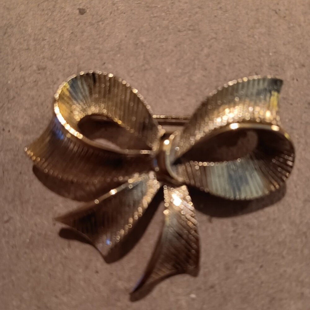 VINTAGE RIBBON BOW BROOCH GOLD TONE - Picture 3 of 4